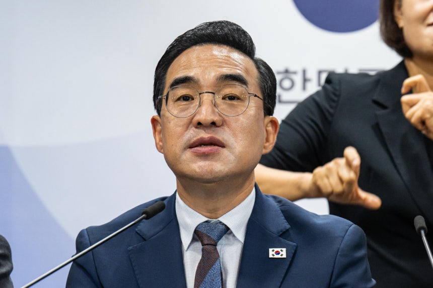 박홍근 기획예산처 장관이 지난 8월 21일 서울 종로구 정부서울청사에서 최교진 교육부 장관, 김민재 행정안전부 차관이 배석한 가운데 제1차 재정운용전략협의회 관계부처 합동 브리핑을 하고 있다. 조태형 기자