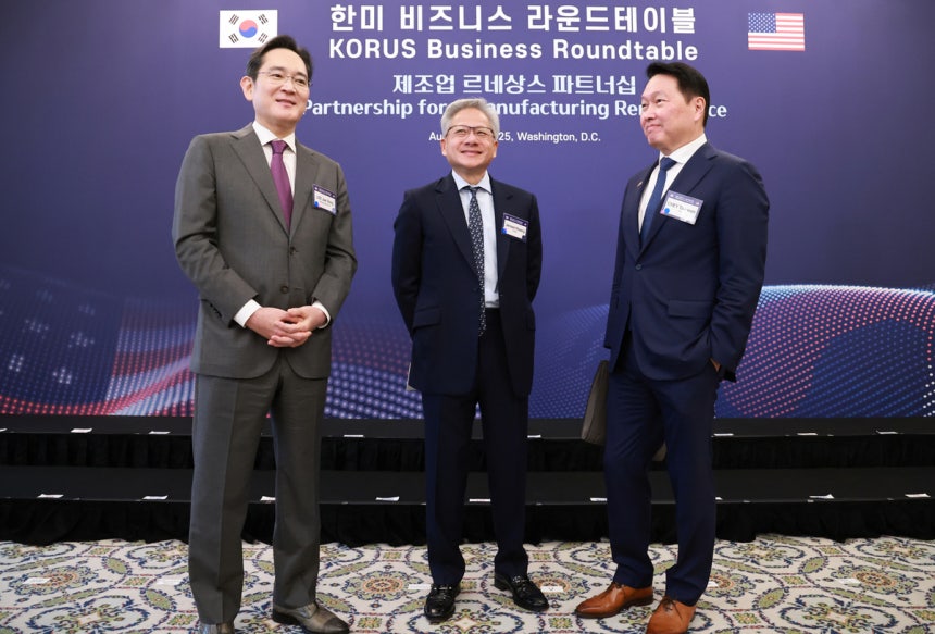 이재용(왼쪽부터) 삼성전자 회장과 젠슨 황 엔비디아 최고경영자(CEO), 최태원 SK 회장이 지난해 8월25일(현지 시간) 미국 워싱턴DC 윌라드 호텔에서 열린 한미 비즈니스 라운드 테이블 리셉션에서 만나 대화하고 
