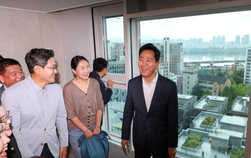 오세훈 서울시장이 28일 서울 광진구 모아주택 1호 사업지를 방문해 현장을 점검하고 있다. 모아주택은 재개발·재건축이 어려운 노후 저층 주거지의 필지를 모아 공동주택으로 개발하는 서울시 정비사업으로, 용적률·층수 규