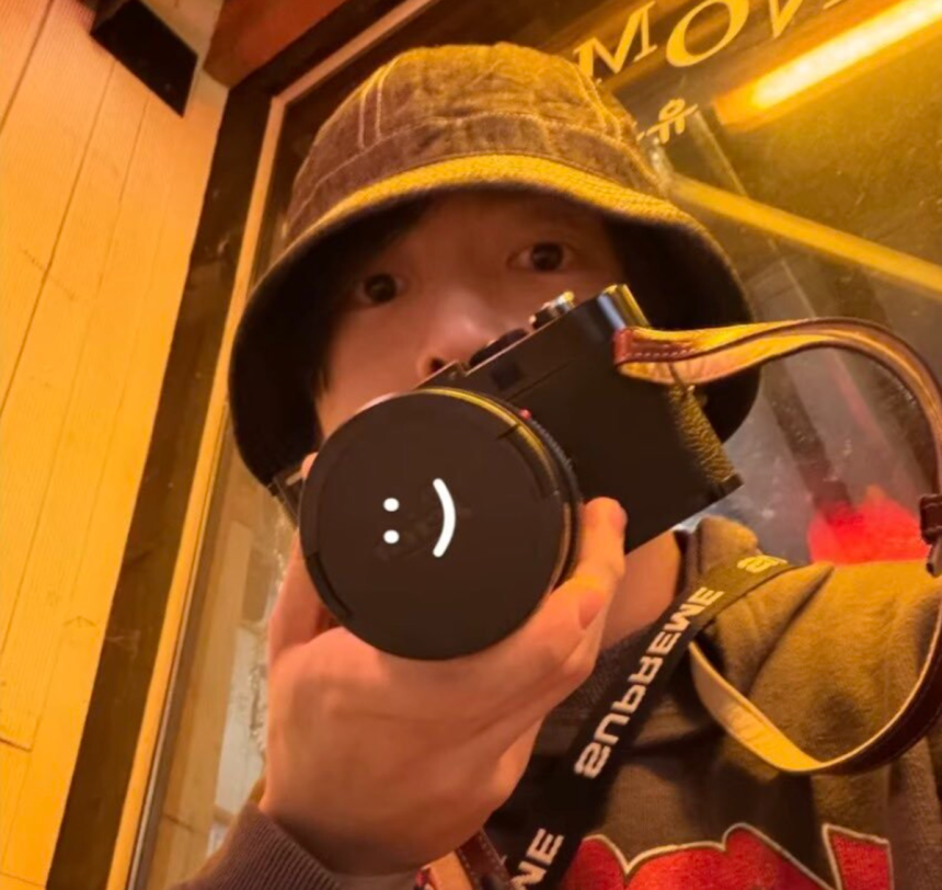 BTS 정국이 독일 명품 카메라 브랜드 라이카 카메라를 들고 있다. 기사 이해를 돕기 위한 사진. 정국 SNS 갈무리