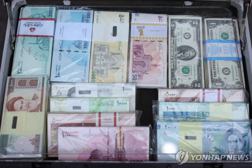 이란 수도 테헤란의 한 환전상에 리알화와 미화 지폐가 전시되어 있다.로이터 연합뉴스