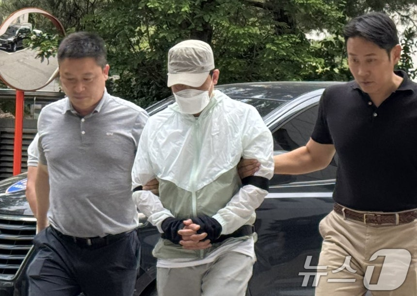 강도살인 혐의를 받는 중국 국적 40대 남성 A 씨가 9일 오후 영장실질심사를 받기 위해 인천지법에 출석하고 있다.뉴스1