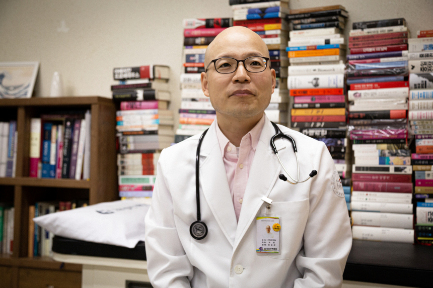 양성관 의정부백병원 가정의학과 과장 사진.양 과장은 호스피스 진료 경험을 거쳐 현재는 요양원을 직접 찾아 환자를 진료하고 있다.