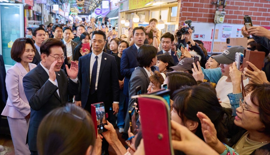 이재명 대통령과 김혜경 여사가 2일 서울 서대문구 영천시장을 찾아 시장 상인과 시민들을 만나고 있다. 사진제공=청와대
