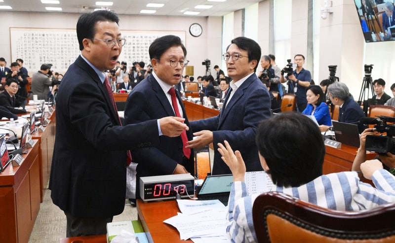 “대법원장 답변하지 마세요”…첫날부터 <b>고성</b>으로 얼룩진 법사위 국감...