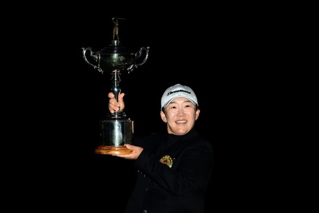신지애가 4일 메이저 대회 일본여자오픈 우승 뒤 트로피를 들고 있다. JLPGA X 캡처