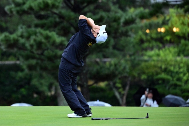 일본여자오픈 우승으로 통산 30승을 채우며 감격해하는 신지애. JLPGA X 캡처