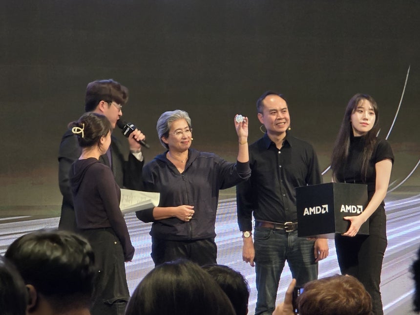 리사 수(가운데) AMD 최고경영자(CEO)가 7일 서울 용산구 드래곤시티에서 열린‘AMD 게이머데이’행사에 참여해 상품 증정 번호표를 손에 들고 있다.이진석 기자