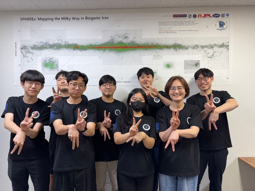 이정은(앞줄 오른쪽) 서울대 물리천문학부 교수가 2025년 서울 관악구 서울대 연구실에서 제자들과 함께 스피어(SPHERE)x 관측지도를 배경으로 기념 촬영을 하고 있다. 사진 제공=과학기술정보통신부