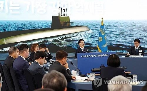 (창원=연합뉴스) 김도훈 기자 = 이재명 대통령이 지난 5월 26일 창원시 진해구에서 열린 제1회 미래국방전략위원회에서 안규백 국방부 장관의 핵추진잠수함 개발 기본계획 보고를 듣고 있다.2026.5.26 super