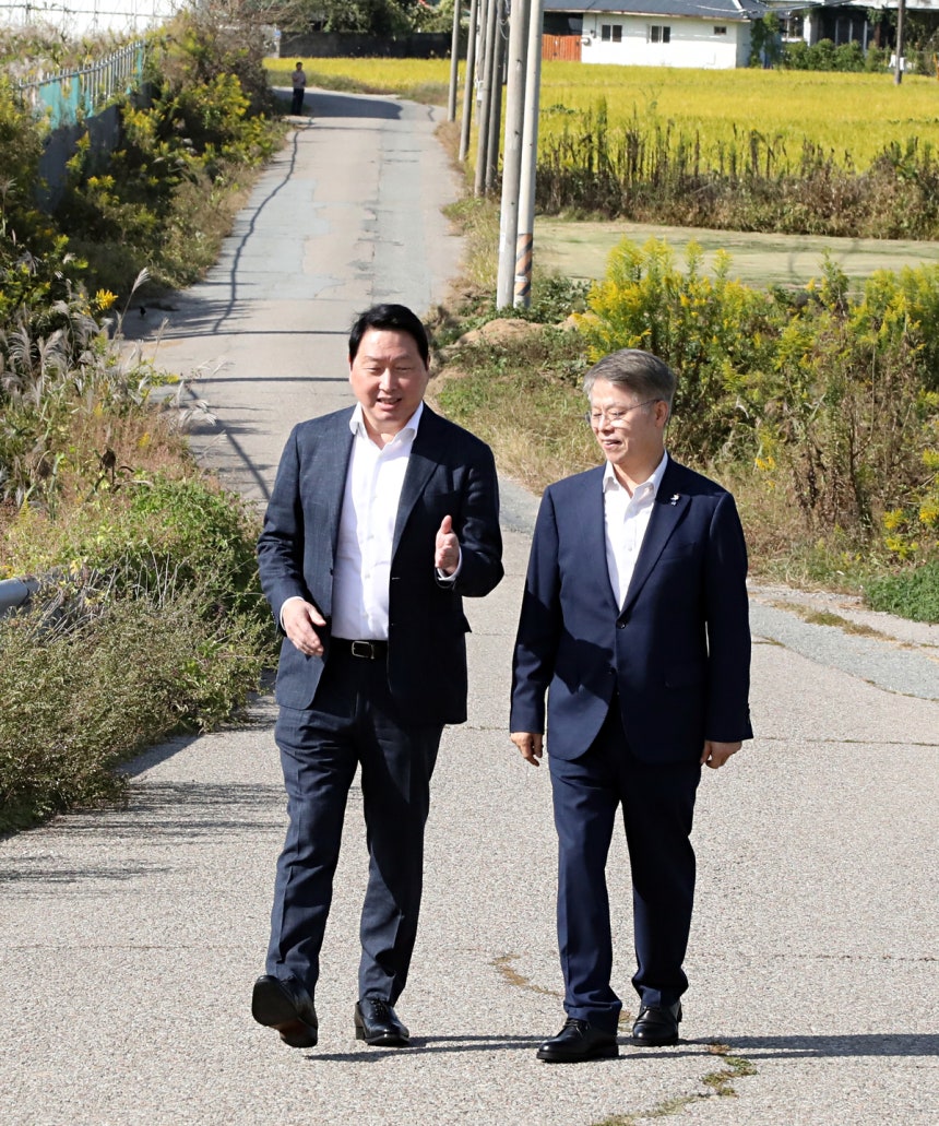 최태원 SK그룹 회장(왼쪽)이 9일 광주 탄약고 부지를 방문해 민형배 전남광주통합특별시장(오른쪽)과 함께 현장을 둘러보며 대화를 나누고 있다.SK하이닉스