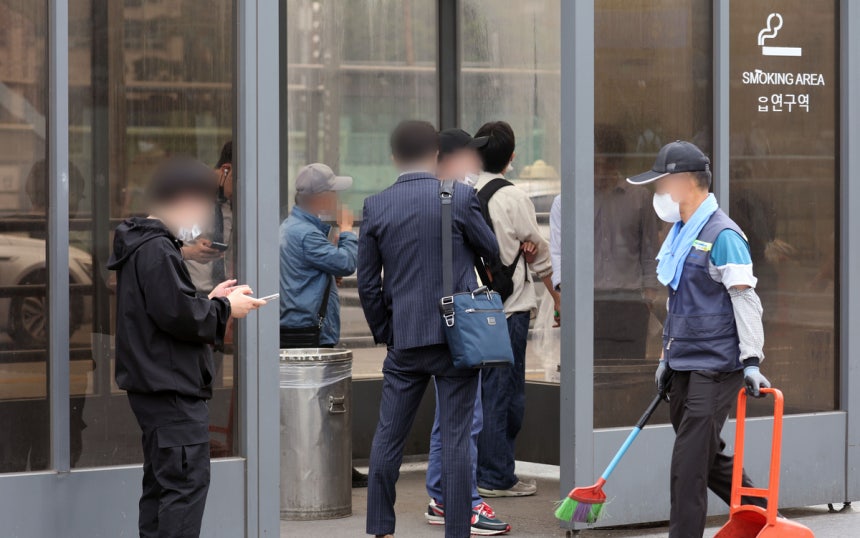 서울역 광장에 있는 흡연구역에서 시민들이 흡연을 하고 있다. 연합뉴스