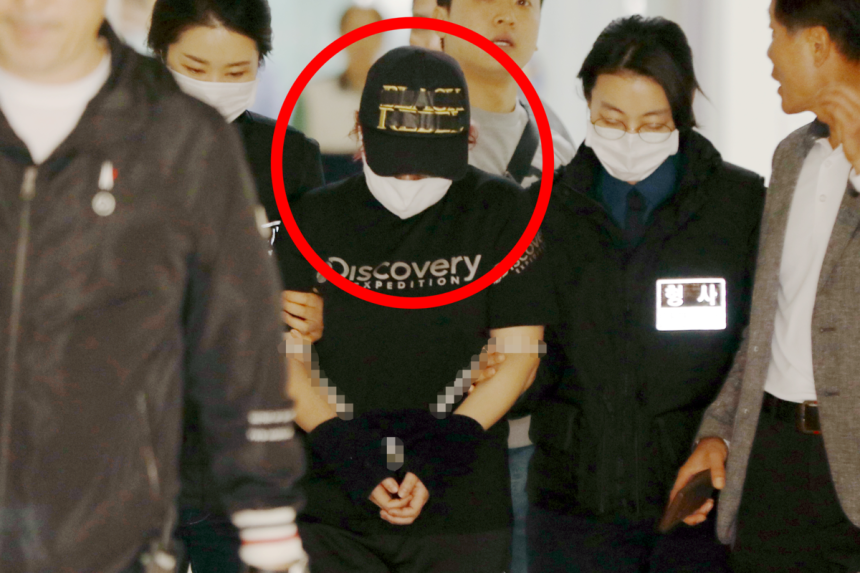 지난 2019년 5월 중학생 의붓딸을 살해하고 시신을 유기한 계부의 범행에 공모한 친모(39)가 살인 혐의로 영장실질심사를 받기위해 광주지방법원으로 압송되고 있다.뉴스1