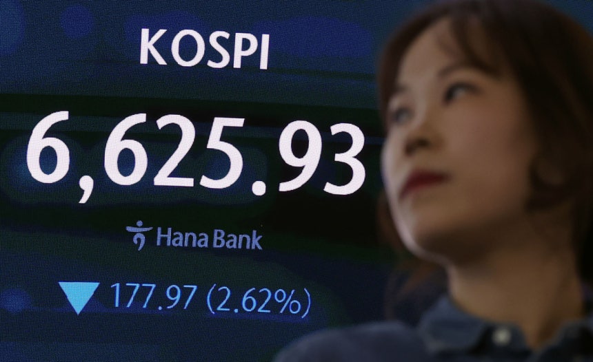 8일 코스피가 외국인과 기관의 동반 매도에 2% 넘게 하락하며 6600선으로 밀렸다. 이날 코스피는 177.97p(2.62%) 내린 6625.93p로 마감했다. 사진은 이날 서울 중구 하나은행 본점 딜링룸 모습. 연