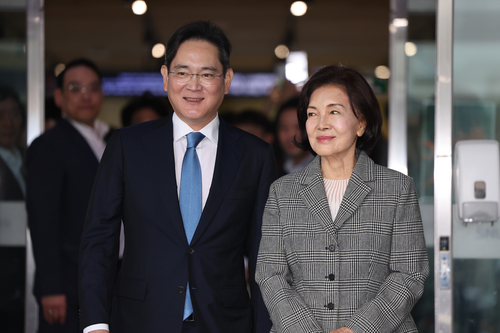 이재용(왼쪽) 삼성전자 회장과 홍라희 리움미술관 명예관장이 2024년 10월 서울대병원 어린이병원에서 열린 소아암·희귀질환 지원사업단 행사 참석을 마치고 병원을 나서고 있다. 연합뉴스
