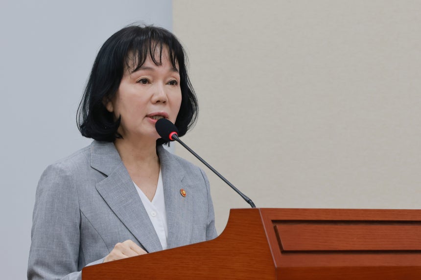 송경희 개인정보보호위원장이 13일 국회 정무위원회에서 열린 국무조정실, 개인정보보호위원회 등에 대한 국정감사에서 인사말과 업무보고를 하고 있다. 연합뉴스
