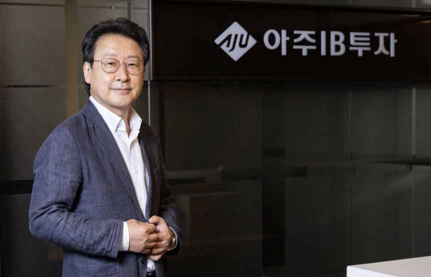 김지원 아주IB투자 대표가 서울시 강남구 아주빌딩에서 서울경제신문과 인터뷰를 진행하고 있다. 김정훈 기자