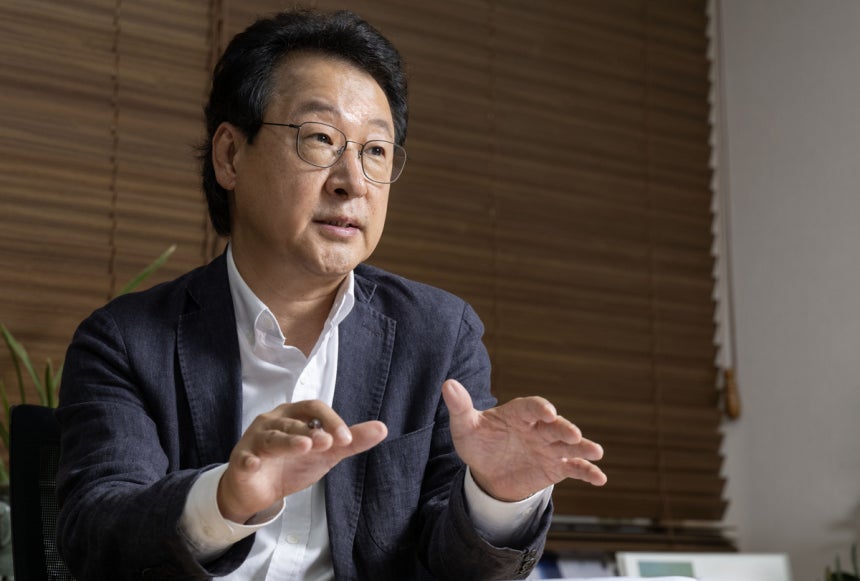 김지원 아주IB투자 대표가 서울시 강남구 아주빌딩에서 서울경제신문과 인터뷰를 진행하고 있다. 김정훈 기자