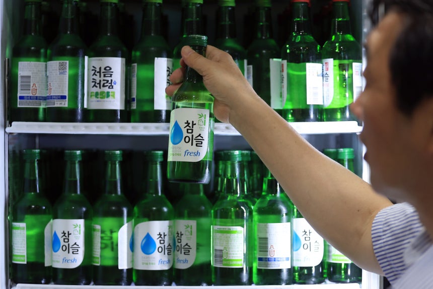 서울 종로구의 한 중식당에서 직원이 소주와 맥주를 정리하고 있다. 사진은 기사 내용과 무관함. 뉴스1