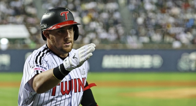 LG 트윈스의 오스틴 딘이 14일 서울 잠실야구장에서 열린 2026 신한 SOL KBO 포스트시즌 와일드카드 결정전 1차전 두산 베어스와의 경기에서 1회 말 1사 1루 투런 홈런을 치고 세리머니를 하고 있다. 연합뉴스