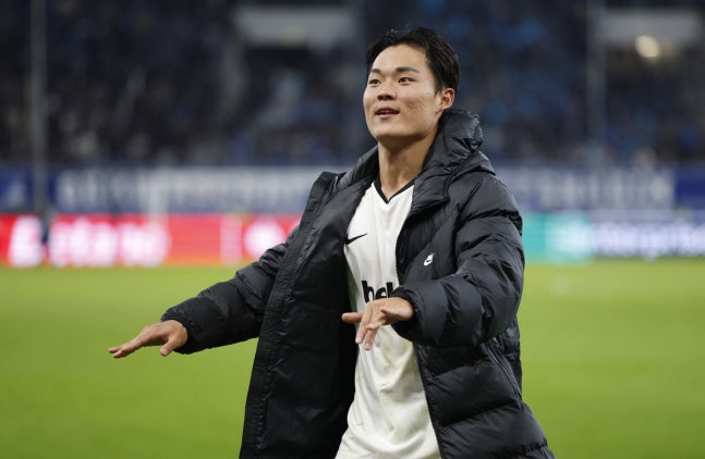 오현규가 15일(현지 시간) 독일 호펜하임의 SNP 아레나에서 치러진 2026~2027시즌 유럽축구연맹(UEFA) 유로파리그(UEL) 리그 페이즈 2차전 호펜하임 원정에서 승리한 후 팬들과 세레머니를 펼치고 있다. 로이터연합뉴스