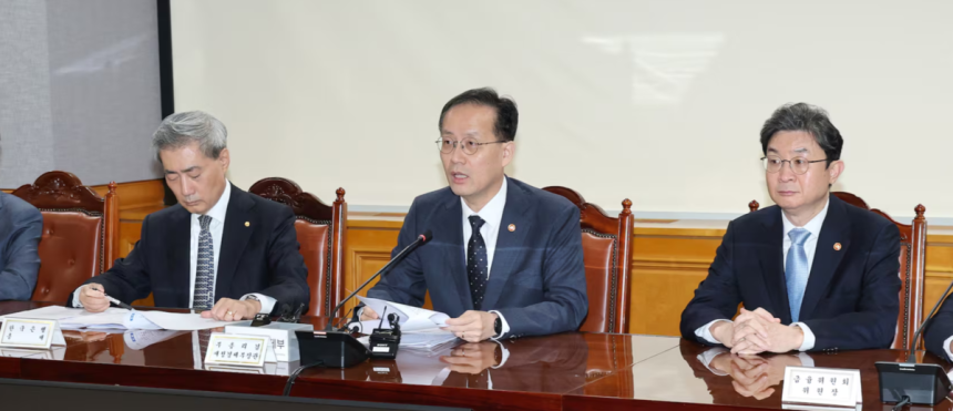 이형일(가운데) 부총리 겸 재정경제부 장관이 2일 서울 중구 은행연합회에서 열린 ‘시장상황점검회의’에서 초과세수를 활용해 10월 국고채 발행 물량을 5조원 축소하겠다고 밝히고 있다. 연합뉴스