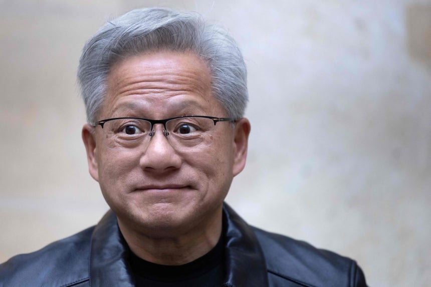 젠슨 황 엔비디아 최고경영자(CEO). 황 CEO는 지난 15일(현지 시간) 스웨덴 스톡홀름에서 열린 한 행사에서 “코어위브의 재무적 능력은 매일 개선되고 있다”며 “엔비디아가 코어위브를 재정적으로 구제해 줄 필요는