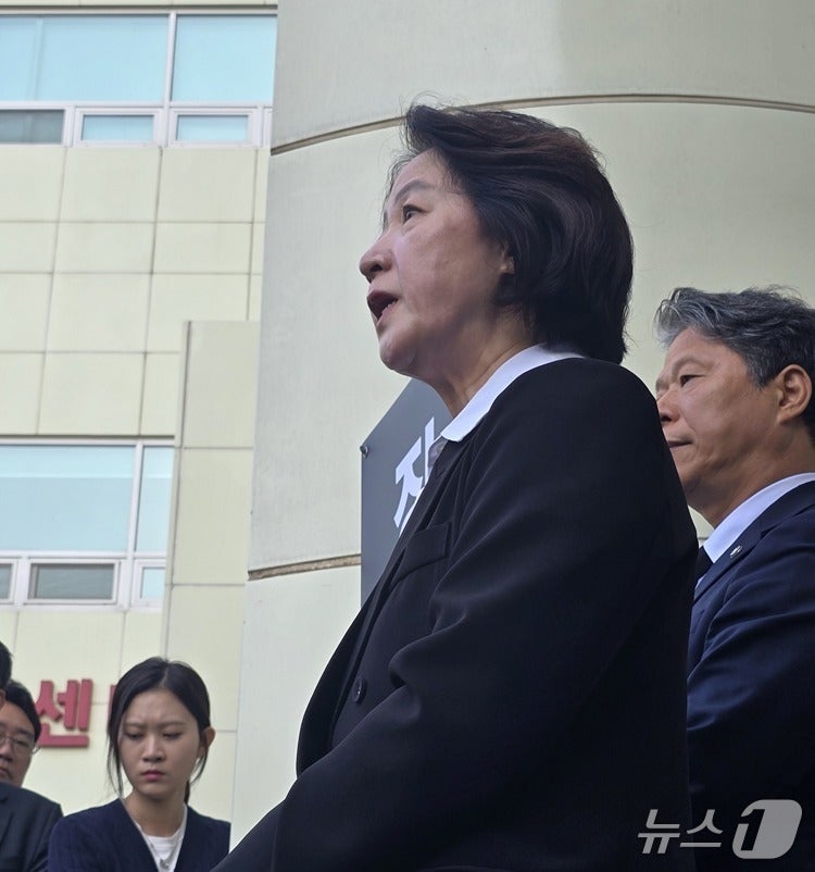 [속보] <b>추미애</b> “소방관 폄훼 의도 없었다”…소방 재정 빨대 <b>발언 사과</b>