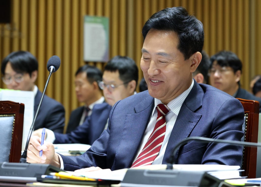 오세훈 서울시장이 19일 오전 서울 중구 서울시청에서 열린 국회 국토교통위원회 서울시 국정감사에 참석해 미소짓고 있다. 뉴시스