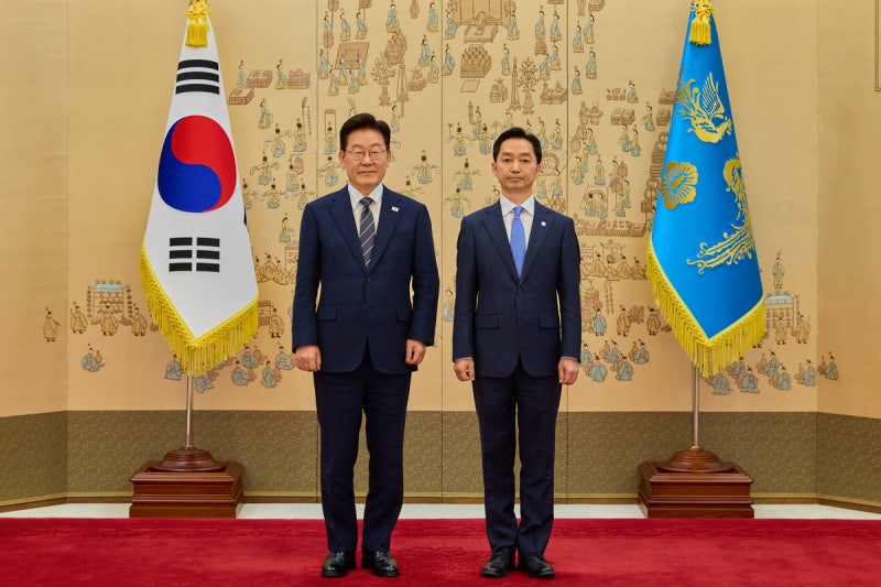 李대통령, <b>김지용</b> 중수청장 <b>임명장</b>…“네편 내편 가리지 말아야”