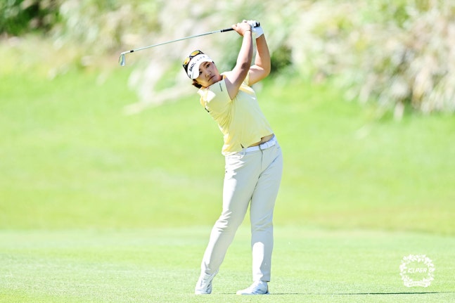 유해란이 이달 4일 경기 여주 블루헤런 골프클럽에서 열린 KLPGA 투어 제26회 하이트진로 챔피언십 4라운드 4번 홀에서 아이언 샷을 하고 있다. 사진 제공=KLPGA
