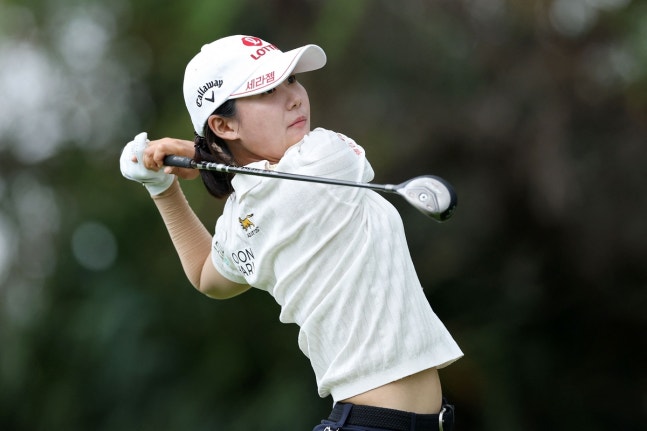 황유민이 1일(현지 시간) 미국 하와이주 오아후섬 에바비치의 호아칼레이CC(파72)에서 열린 LPGA 투어 롯데 챔피언십 1라운드에서 티샷을 하고 있다. AFP연합뉴스