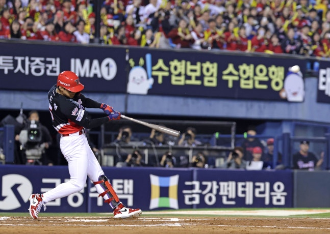 KIA 타이거즈의 김도영이 20일 서울 잠실야구장에서 열린 KBO 프로야구 포스트시즌 준플레이오프 3차전 LG 트윈스와의 경기에서 2회초 1사 만루에서 만루 홈런을 때려내고 있다. 연합뉴스