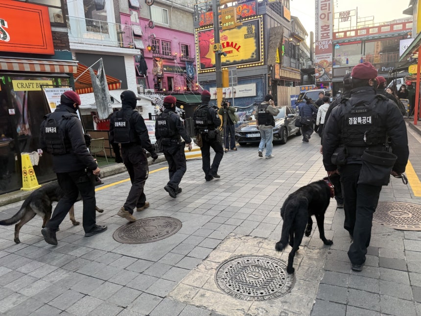 핼러윈을 하루 앞둔 29일 서울 용산구 ‘이태원세계음식문화거리’에서 경찰특공대 8명과 폭발물 탐지견 2마리가 순찰을 돌고 있다. 박정현 기자
