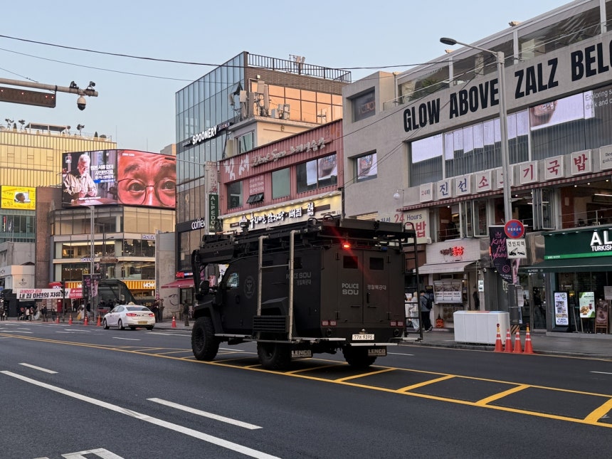 핼러윈을 하루 앞둔 29일 서울 용산구 이태원역 인근에 경찰특공대 장갑차가 정차돼 있다. 박정현 기자