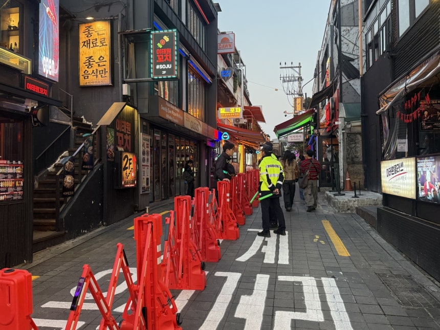 핼러윈을 하루 앞둔 29일 서울 용산구 ‘이태원세계음식문화거리’에 보행을 통제하기 위한 펜스가 설치돼 있다. 박정현 기자