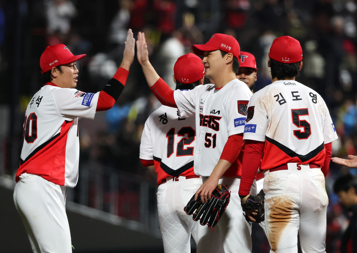 <b>KIA</b>, 7회 삼성 실책 틈타 4-2 <b>역전승</b>...5차전서 끝장승부