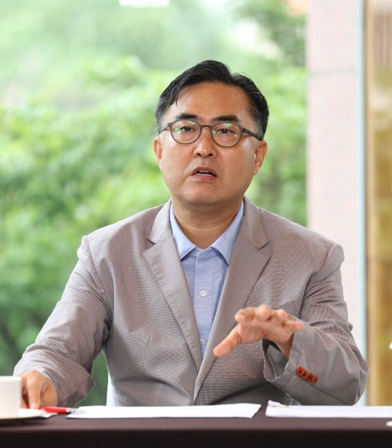 우수근 한중 글로벌협회 회장이 17일 서울 중구 웨스틴조선호텔에서 열린 좌담회에서 발언하고 있다. 사진=김범석 기자