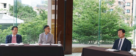 우태희 대한상공회의소 상근부회장, 우수근 한중 글로벌협회 회장, 전병서 중국 경제금융연구소장(오른쪽부터)이 17일 서울 중구 웨스틴조선호텔에서 열린 좌담회에서 발언하고 있다. 사진=김범석 기자