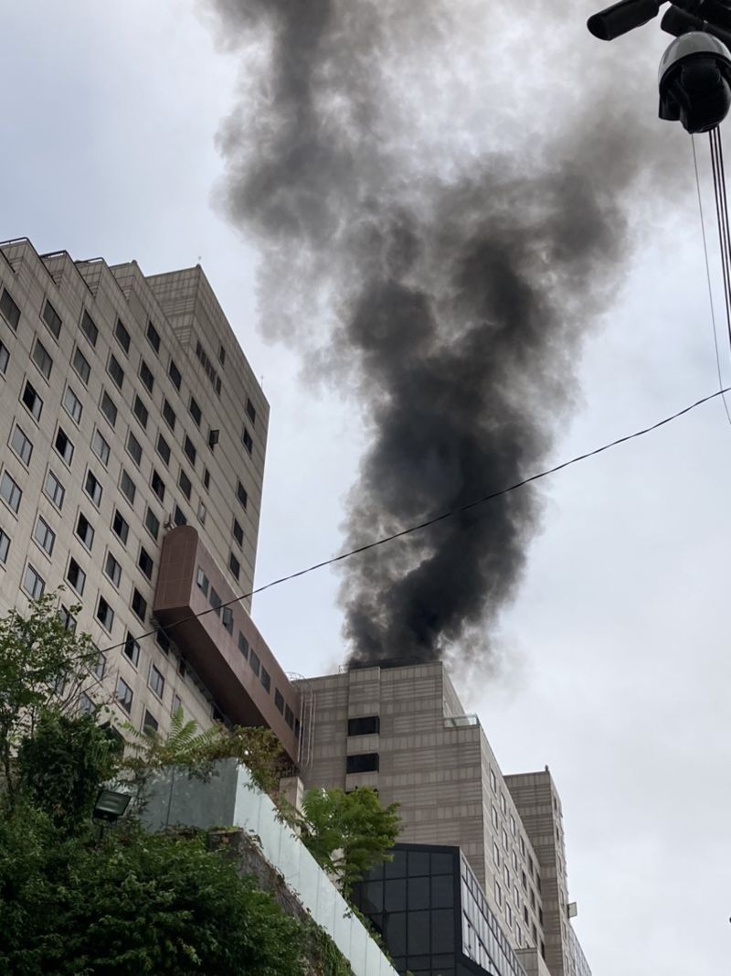 서울 <b>강남</b> 르메르디앙호텔 <b>화재</b>..."빈건물...인명 파악 중"