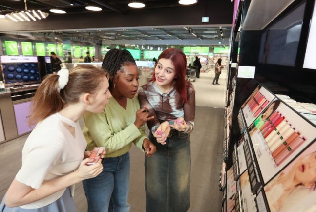 1일 올리브명 '명동 타운' 매장을 찾은 외국인 고객들이 색조 화장품을 체험하고 있다. CJ올리브영 제공