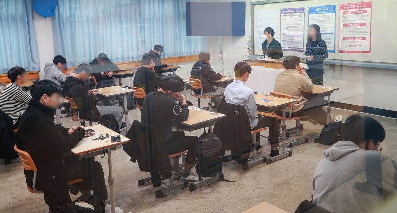 "교직서 물러나게 할 것"..'수능 <b>부정행위</b> 적발' <b>감독관</b> 학교 찾아간 학부모