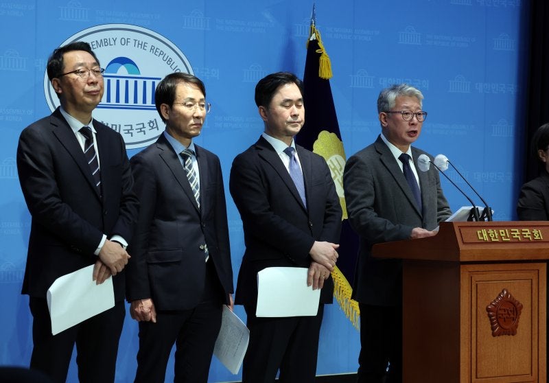 <b>조응천</b> "<b>이재명</b> 답 없으면 내일 <b>탈당</b>" 최후통첩