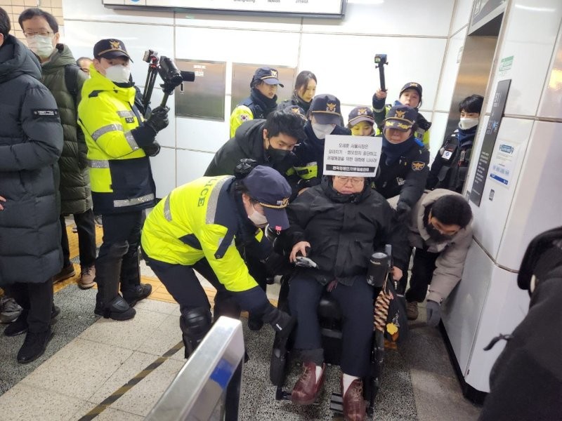 '다시 시작' <b>전장연 지하철</b> 탑승시위...열차 지연되기도