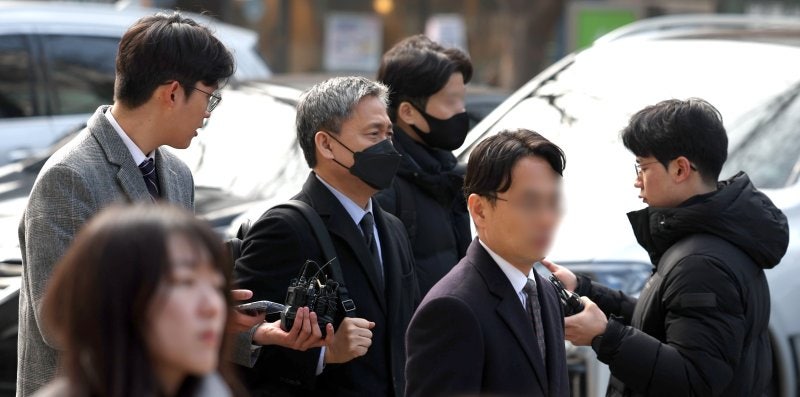 '드라마제작사 고가 인수 의혹' <b>카카오엔터 김성수</b>·이준호 구속심사 출석