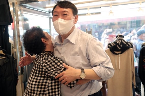 尹, <b>부산 동래시장</b> 재<b>방문</b>..대선 이어 총선 앞두고