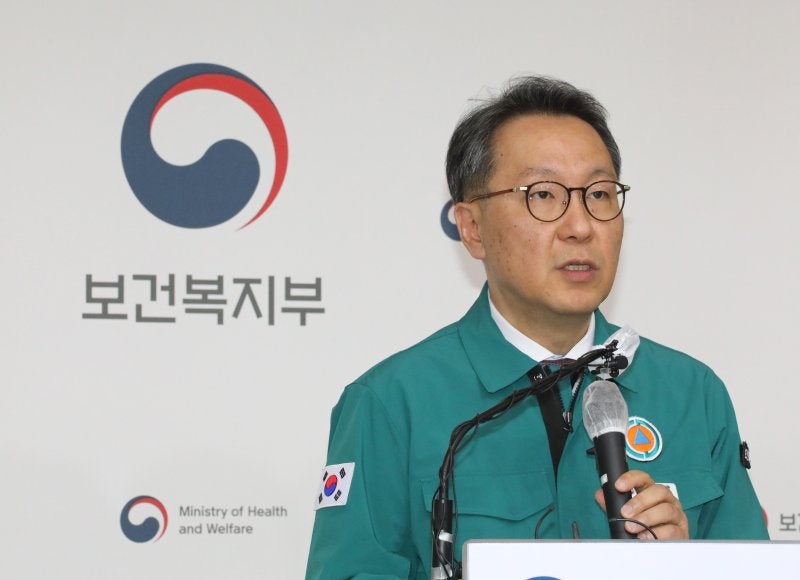 '집단행동' 본격화, 근무지 이탈 <b>전공의</b>에 <b>업무개시명령</b> 발령