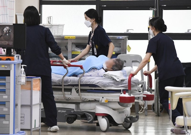 간협 "의료공백에 <b>간호사</b> '<b>불법진료</b>' 내몰려..보호법 제정해야"