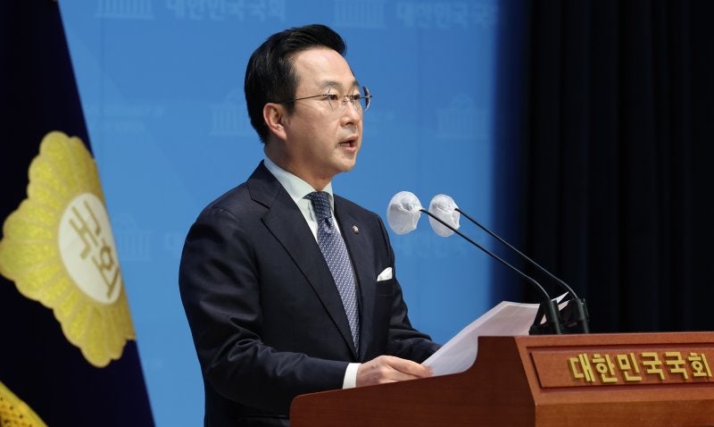 <b>민주</b> "<b>한동훈</b>, 야당에는 막말 쏟는데 '명품백'엔 도망치기 급급"