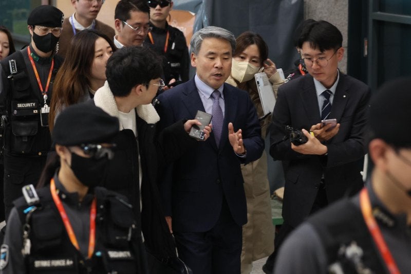 "업무에 충실" <b>이종섭</b> <b>귀국</b>, <b>공수처</b>에 빠른 조사 촉구